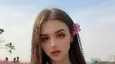 双胞胎姐妹？车模与迪丽热巴神似，唯有铁杆粉丝才能辨真伪